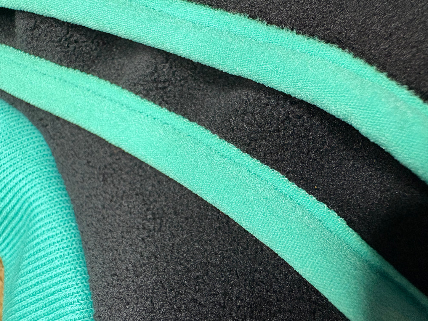 Open-Leg Fleece Vest - Black & Aqua