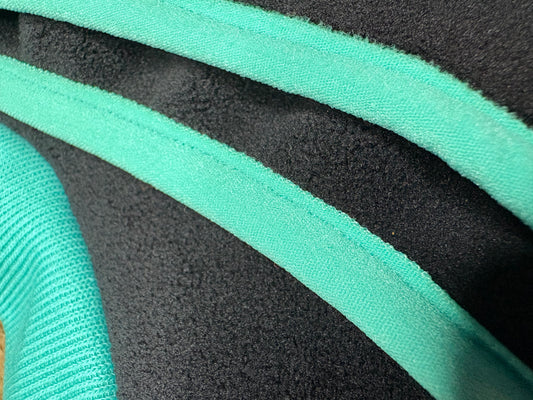Open-Leg Fleece Vest - Black & Aqua